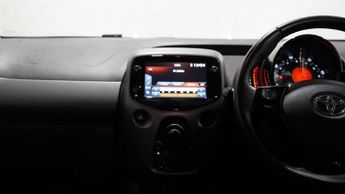 TOYOTA AYGO 1.0 VVT-i x-play Hatchback 5dr Petrol x-shift Euro 6 (Safety Sen