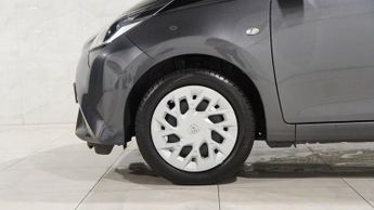TOYOTA AYGO 1.0 VVT-i x-play Hatchback 5dr Petrol x-shift Euro 6 (Safety Sen