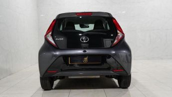 TOYOTA AYGO 1.0 VVT-i x-play Hatchback 5dr Petrol x-shift Euro 6 (Safety Sen