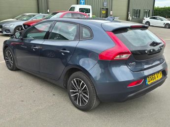 VOLVO V40 2.0 D2 Momentum Hatchback 5dr Diesel Manual Euro 6 (s/s) (120 ps