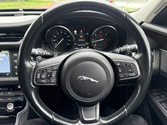 JAGUAR XF 2.0d Portfolio Saloon 4dr Diesel Auto Euro 6 (s/s) (180 ps)