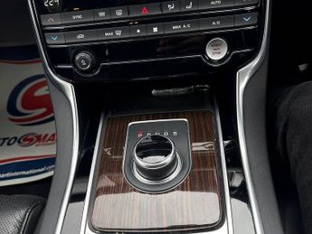 JAGUAR XF 2.0d Portfolio Saloon 4dr Diesel Auto Euro 6 (s/s) (180 ps)