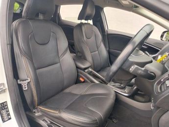 VOLVO V40 CROSS COUNTRY 1.6 D2 Lux Hatchback 5dr Diesel Powershift Euro 5 (s/s) (115 ps)