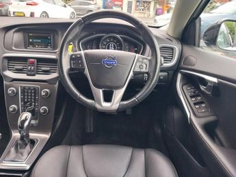 VOLVO V40 CROSS COUNTRY 1.6 D2 Lux Hatchback 5dr Diesel Powershift Euro 5 (s/s) (115 ps)