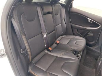 VOLVO V40 CROSS COUNTRY 1.6 D2 Lux Hatchback 5dr Diesel Powershift Euro 5 (s/s) (115 ps)
