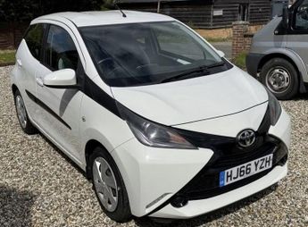 TOYOTA AYGO 1.0 VVT-i x-play Hatchback 5dr Petrol x-shift Euro 5 Euro 5 (68 