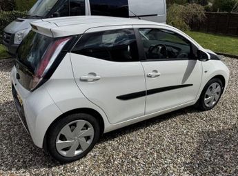 TOYOTA AYGO 1.0 VVT-i x-play Hatchback 5dr Petrol x-shift Euro 5 Euro 5 (68 