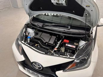 TOYOTA AYGO 1.0 VVT-i x-play Hatchback 5dr Petrol x-shift Euro 5 Euro 5 (68 