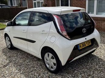 TOYOTA AYGO 1.0 VVT-i x-play Hatchback 5dr Petrol x-shift Euro 5 Euro 5 (68 