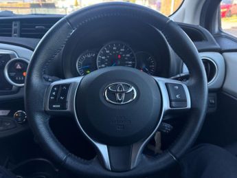 TOYOTA YARIS 1.5 VVT-h Icon Plus Hatchback 5dr Petrol Hybrid CVT Euro 5 (101 