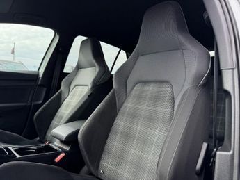 VOLKSWAGEN GOLF 2.0 TDI GTD Hatchback 5dr Diesel DSG Euro 6 (s/s) (200 ps) * HUG