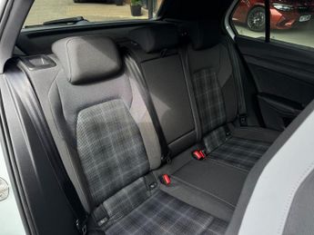VOLKSWAGEN GOLF 2.0 TDI GTD Hatchback 5dr Diesel DSG Euro 6 (s/s) (200 ps) * HUG