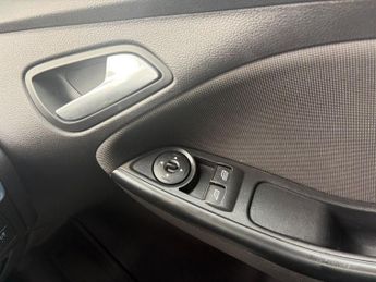 FORD FOCUS 1.6 Zetec Hatchback 5dr Petrol Powershift Euro 5 (125 ps)