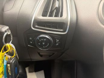FORD FOCUS 1.6 Zetec Hatchback 5dr Petrol Powershift Euro 5 (125 ps)