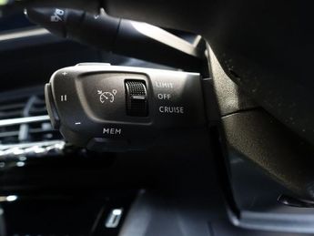 PEUGEOT E-2008 50kWh GT Premium SUV 5dr Electric Auto (136 ps)
