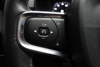 VOLVO XC40 2.0 T4 R-Design Pro SUV 5dr Petrol Auto Euro 6 (s/s) (190 ps)