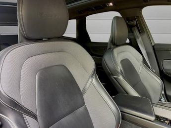 VOLVO XC60 2.0 B5 MHEV R-Design Pro SUV 5dr Diesel Hybrid Auto AWD Euro 6 (