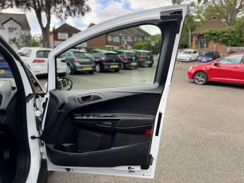 FORD B-MAX 1.6 Titanium Navigator MPV 5dr Petrol Powershift Euro 6 (105 ps)