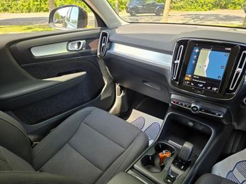 VOLVO XC40 1.5 T3 Momentum SUV 5dr Petrol Auto Euro 6 (s/s) (163 ps)