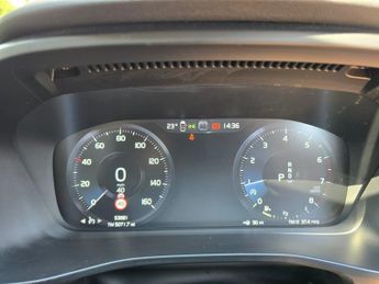 VOLVO XC40 1.5 T3 Momentum SUV 5dr Petrol Auto Euro 6 (s/s) (163 ps)