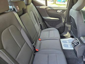 VOLVO XC40 1.5 T3 Momentum SUV 5dr Petrol Auto Euro 6 (s/s) (163 ps)