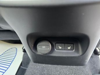 VOLVO XC40 1.5 T3 Momentum SUV 5dr Petrol Auto Euro 6 (s/s) (163 ps)