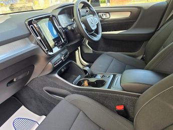 VOLVO XC40 1.5 T3 Momentum SUV 5dr Petrol Auto Euro 6 (s/s) (163 ps)