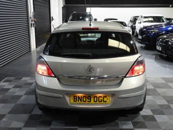 VAUXHALL ASTRA 1.8i 16v Design Hatchback 5dr Petrol Automatic (184 g/km, 138 bh