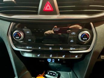 HYUNDAI SANTA FE 2.2 CRDi Premium SE SUV 5dr Diesel Auto 4WD Euro 6 (s/s) 7 Seat 
