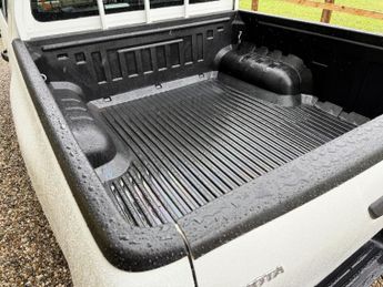 TOYOTA HI-LUX 2.4 D-4D Active Pickup Double Cab 4dr Diesel Manual 4WD Euro 6 (