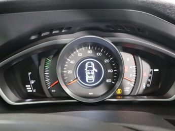 VOLVO V40 CROSS COUNTRY 1.6 D2 Lux Hatchback 5dr Diesel Powershift Euro 5 (s/s) (115 ps)