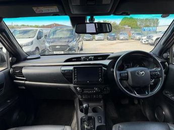 TOYOTA HI-LUX 2.8 D-4D Invincible X Pickup Double Cab 4dr Diesel Auto 4WD Euro