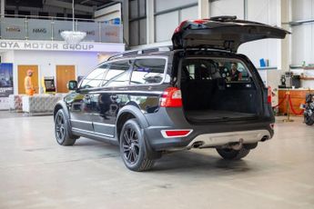 VOLVO XC70 2.4 D5 SE Estate 5dr Diesel Geartronic AWD Euro 5 (215 ps)