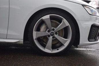 AUDI A4 AVANT 2.0 TDI 40 Black Edition Estate 5dr Diesel S Tronic quattro Euro