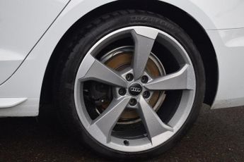 AUDI A4 AVANT 2.0 TDI 40 Black Edition Estate 5dr Diesel S Tronic quattro Euro