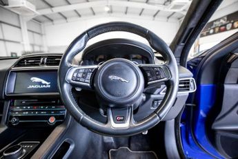 JAGUAR F-PACE 3.0 D300 V6 First Edition SUV 5dr Diesel Auto AWD Euro 6 (s/s) (