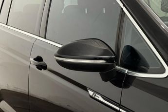 VOLKSWAGEN TOURAN 1.5 TSI EVO R-Line MPV 5dr Petrol DSG Euro 6 (s/s) (150 ps) Fron