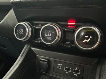 RENAULT ZOE R135 52kWh Iconic Hatchback 5dr Electric Auto (i, Rapid Charge) 