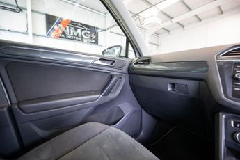 VOLKSWAGEN TIGUAN 2.0 TDI SEL SUV 5dr Diesel DSG Euro 6 (s/s) (150 ps)