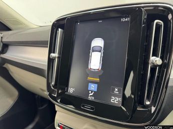 VOLVO XC40 2.0 D3 Momentum SUV 5dr Diesel Auto Euro 6 (s/s) (150 ps)