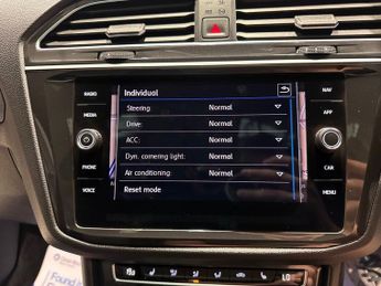 VOLKSWAGEN TIGUAN 1.5 TSI EVO R-Line Tech SUV 5dr Petrol DSG Euro 6 (s/s) (150 ps)