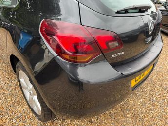 VAUXHALL ASTRA 1.6 16v SRi Hatchback 5dr Petrol Auto Euro 5 (115 ps)
