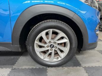 HYUNDAI TUCSON 2.0 CRDi SE Nav SUV 5dr Diesel Auto 4WD Euro 6 (136 ps)