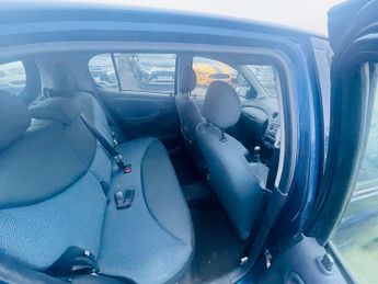 TOYOTA YARIS 1.0 VVT-i Blue 5dr