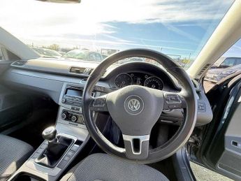 VOLKSWAGEN PASSAT 2.0 TDI BlueMotion Tech SE Euro 5 (s/s) 4dr