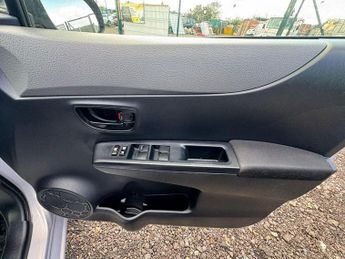 TOYOTA VITZ 5dr Auto