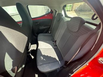 TOYOTA AYGO 1.0 VVT-i x-play Hatchback 5dr Petrol x-shift Euro 6 (71 ps)