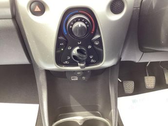 TOYOTA AYGO 1.0 VVT-i x-play Hatchback 3dr Petrol Manual Euro 6 (68 ps)