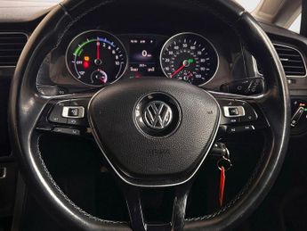 VOLKSWAGEN E-GOLF 35.8kWh e-Golf Hatchback 5dr Electric Auto (136 ps)
