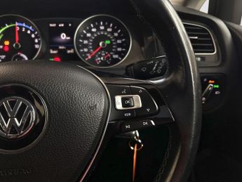 VOLKSWAGEN E-GOLF 35.8kWh e-Golf Hatchback 5dr Electric Auto (136 ps)